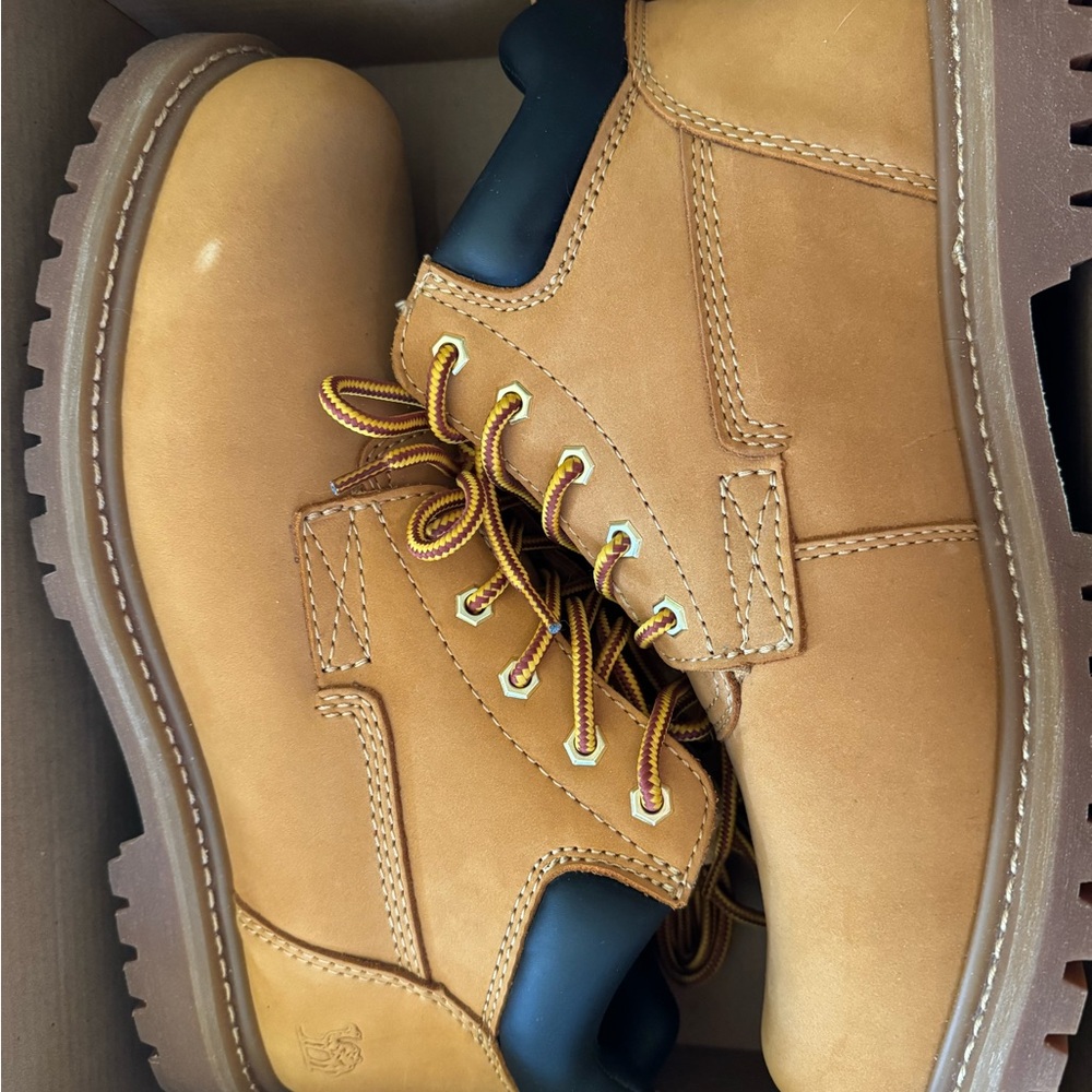 Men work boots Gold/Natural brand new.